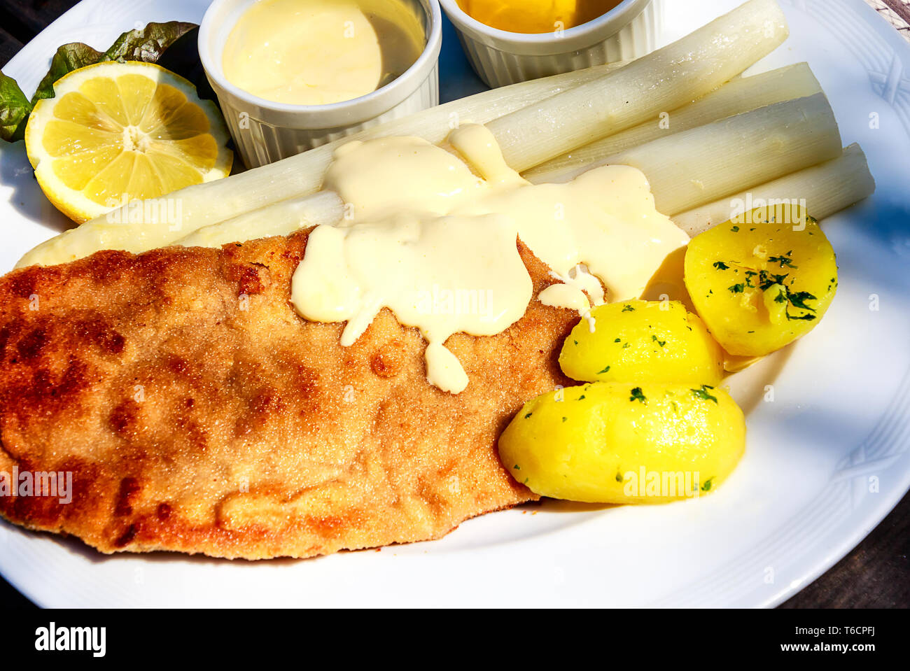 Kalbsschnitzel mit frischem Spargel, Sauce Hollandaise und flüssiger Butter Stockfoto