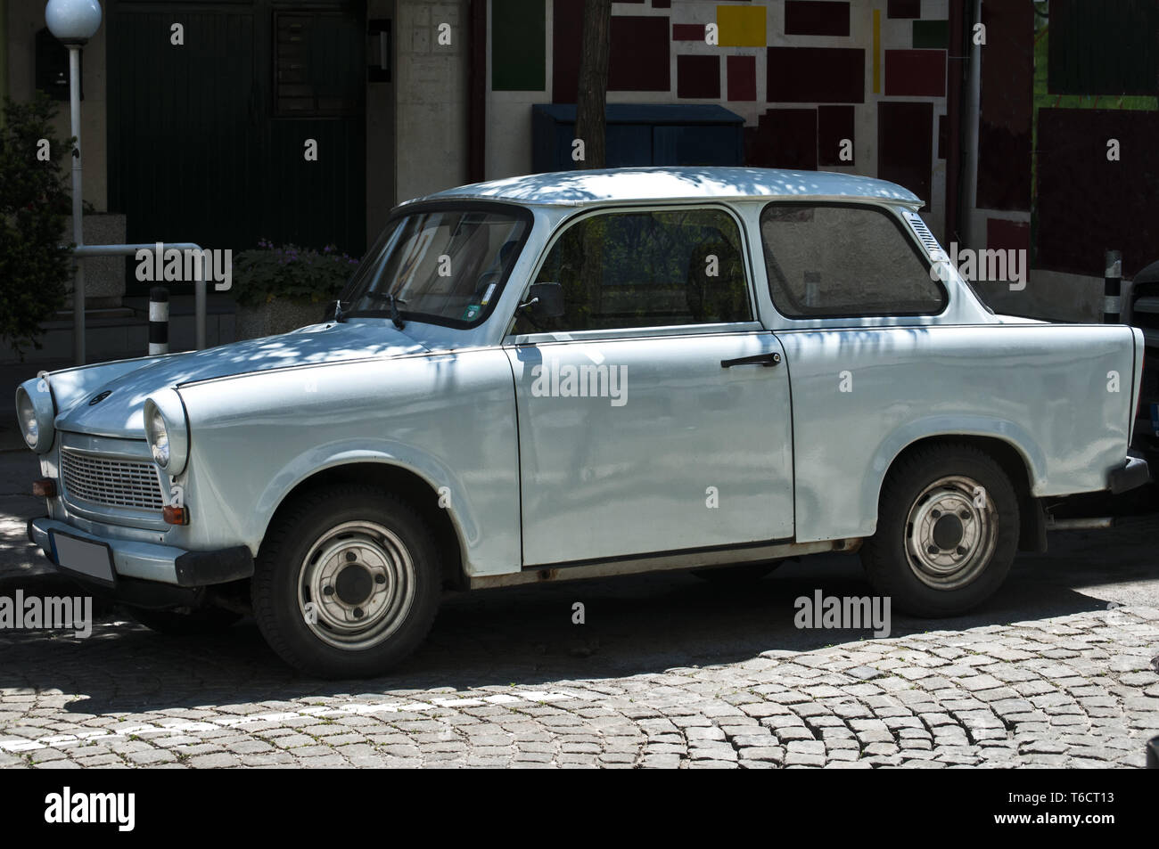Blaues Vintage restauriert Trabant Auto auf gepflasterte Straße Stockfoto