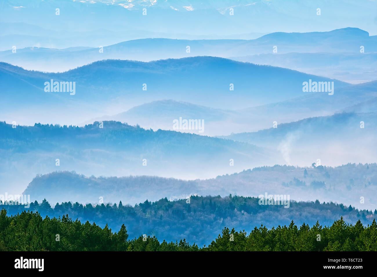 Berge im Nebel Stockfoto
