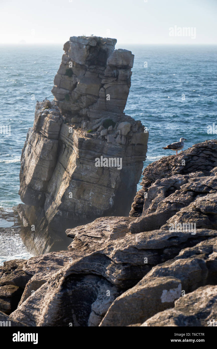 Felsen und Wellen surfen im Meer in der Nähe von Cabo Carvoeiro, Halbinsel Peniche, Portugal Stockfoto