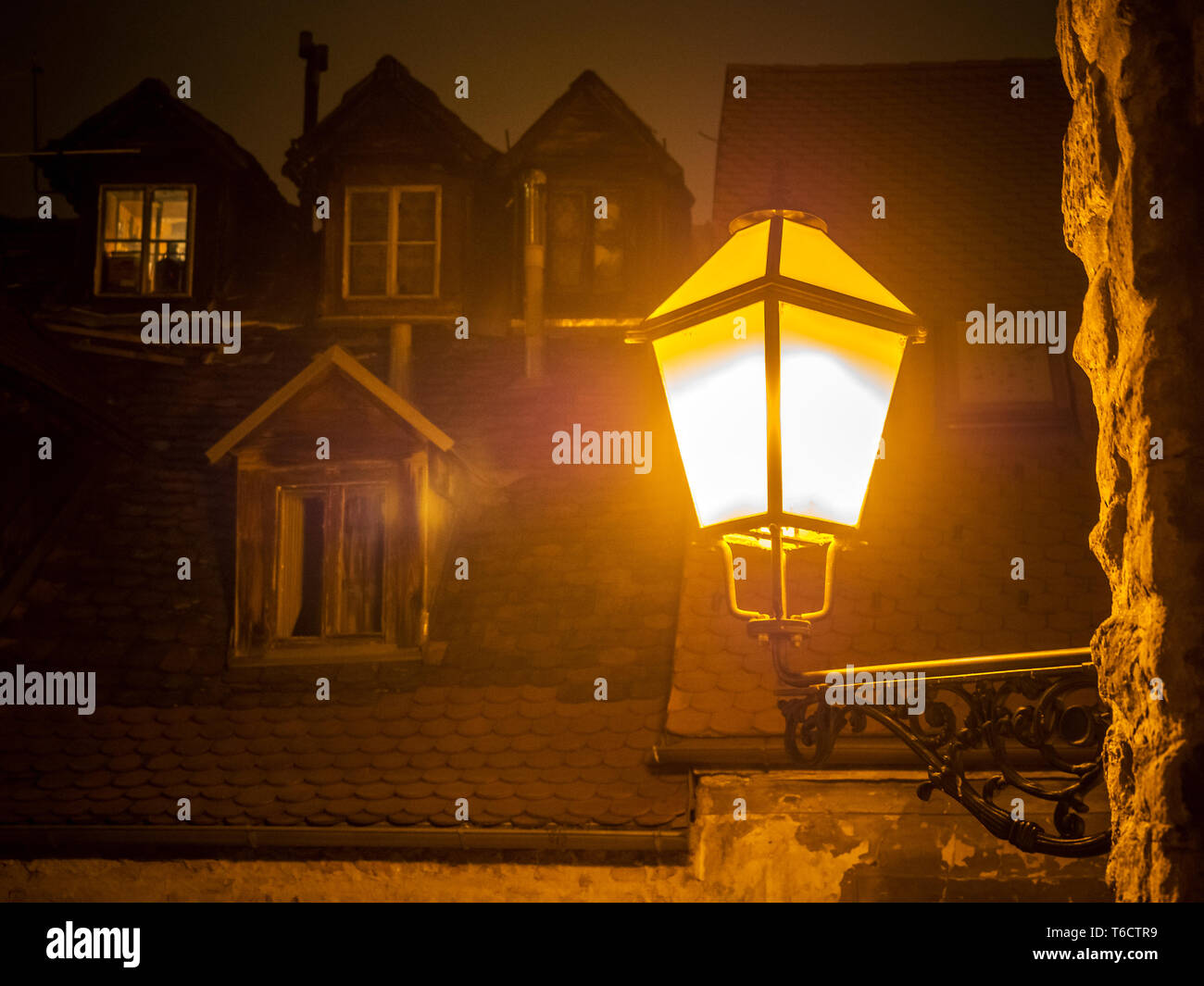 Alte Gasse in Zagreb in der Nacht Stockfoto