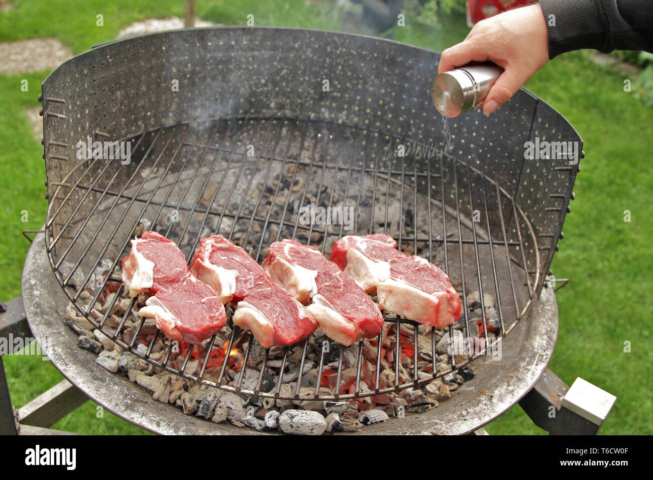Vier Scheiben Steak auf dem Grill Stockfoto