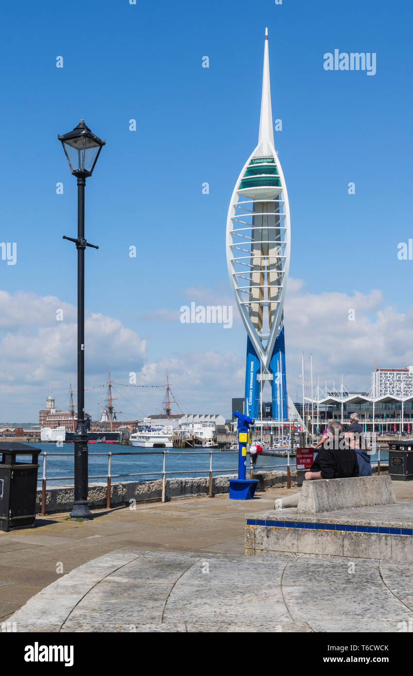 Hochformat der Emirate Spinnaker Tower in Gunwharf Quays, Portsmouth, Hampshire, England, Großbritannien, von Portsmouth. Stockfoto