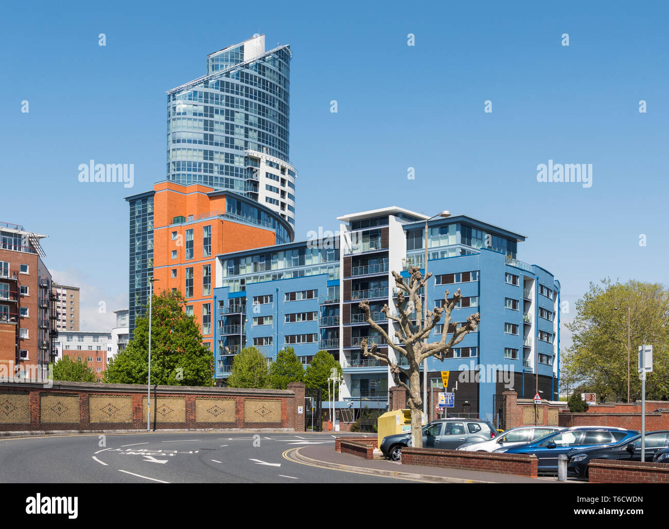 Das blaue Gebäude, Teil der Arbeit, Erholung & Stay Luxury Apartments in Gunwharf Quays in Portsmouth, Hampshire, England, UK. Stockfoto