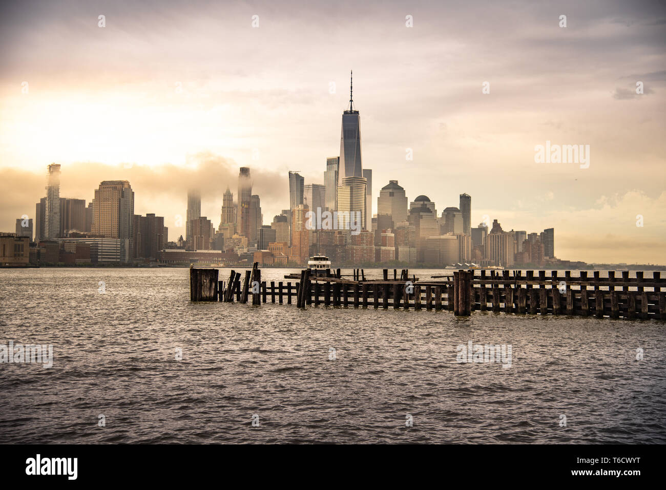 Schuß und die Skyline von Manhattan bei Sonnenuntergang von den Docks von Hoboken, NJ New York City, USA Stockfoto