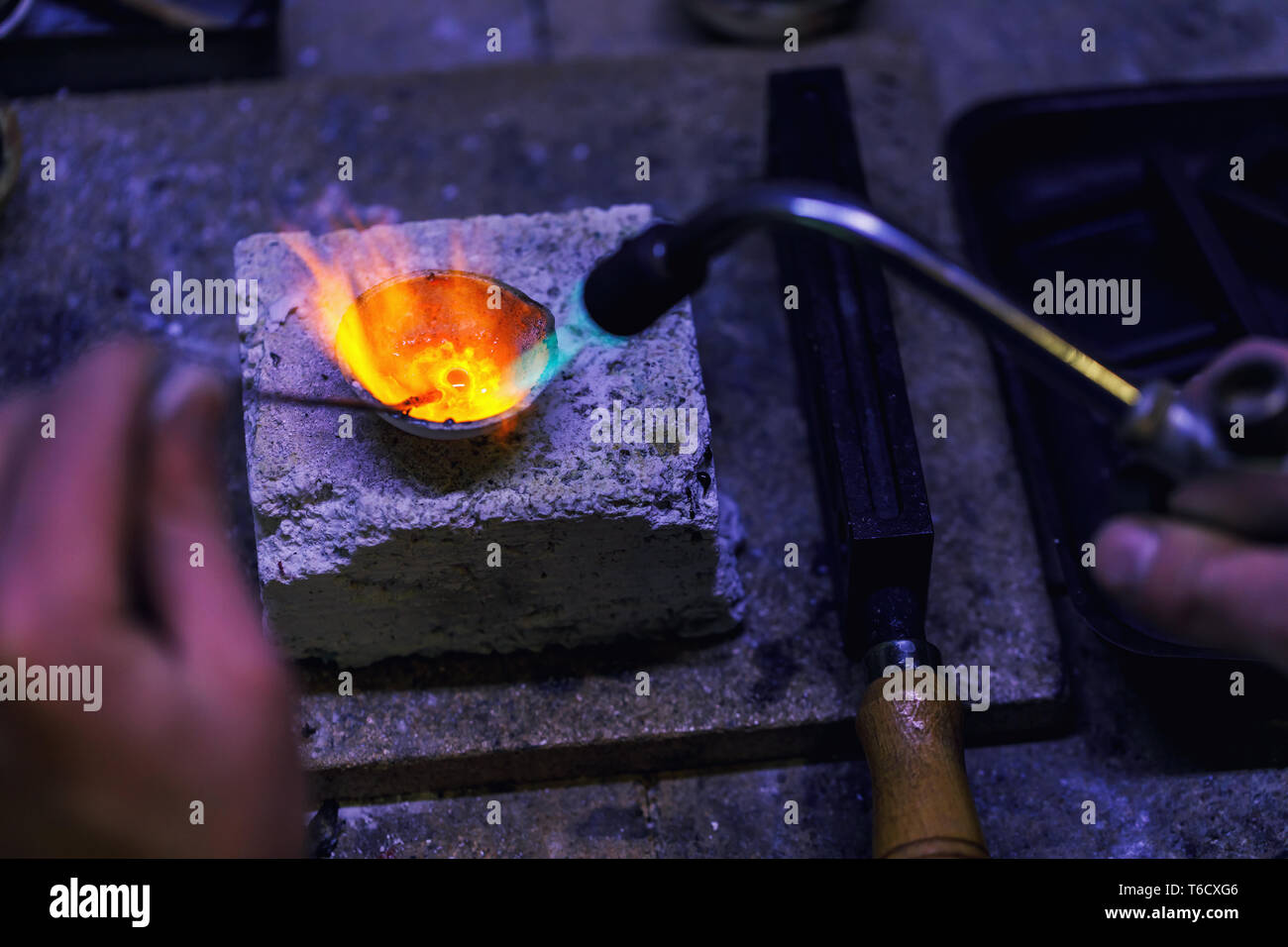 Juwelier Schmilzt Gold In Einem Tiegel Workshop Workflow