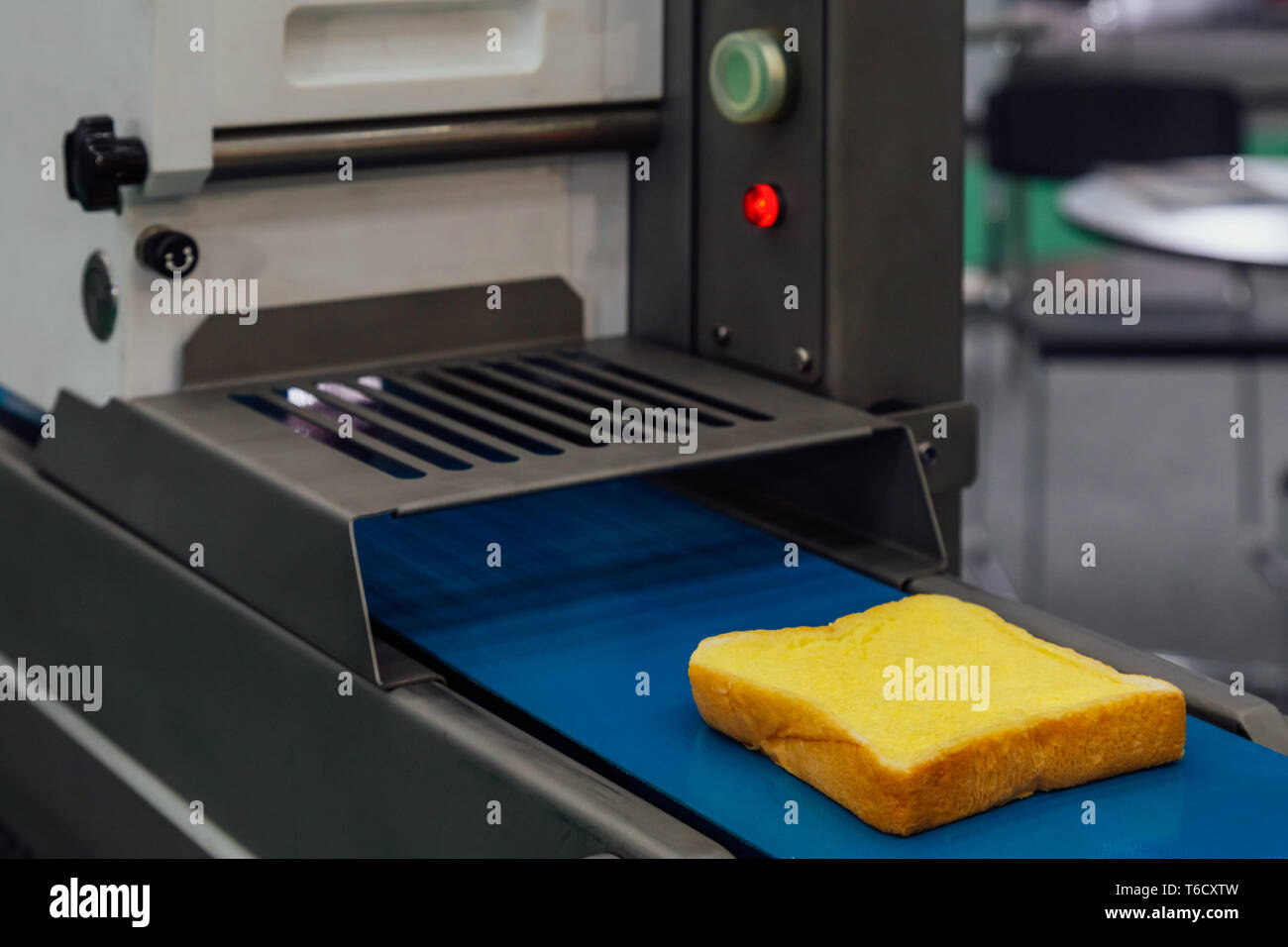 Butter verteilen sich auf frisches Brot schneiden in der Produktionslinie auf dem Förderband der automatischen Brot zustimmen Maschine bei Bäckerei Fabrik. Essen Innovation ind Stockfoto