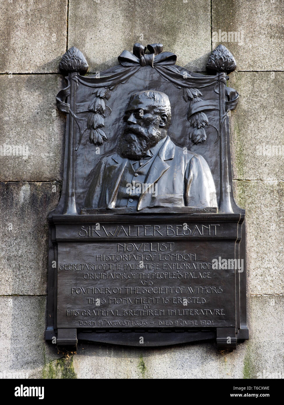 Sir Walter Besant Gedenktafel am Embankment, London, England, Großbritannien Stockfoto