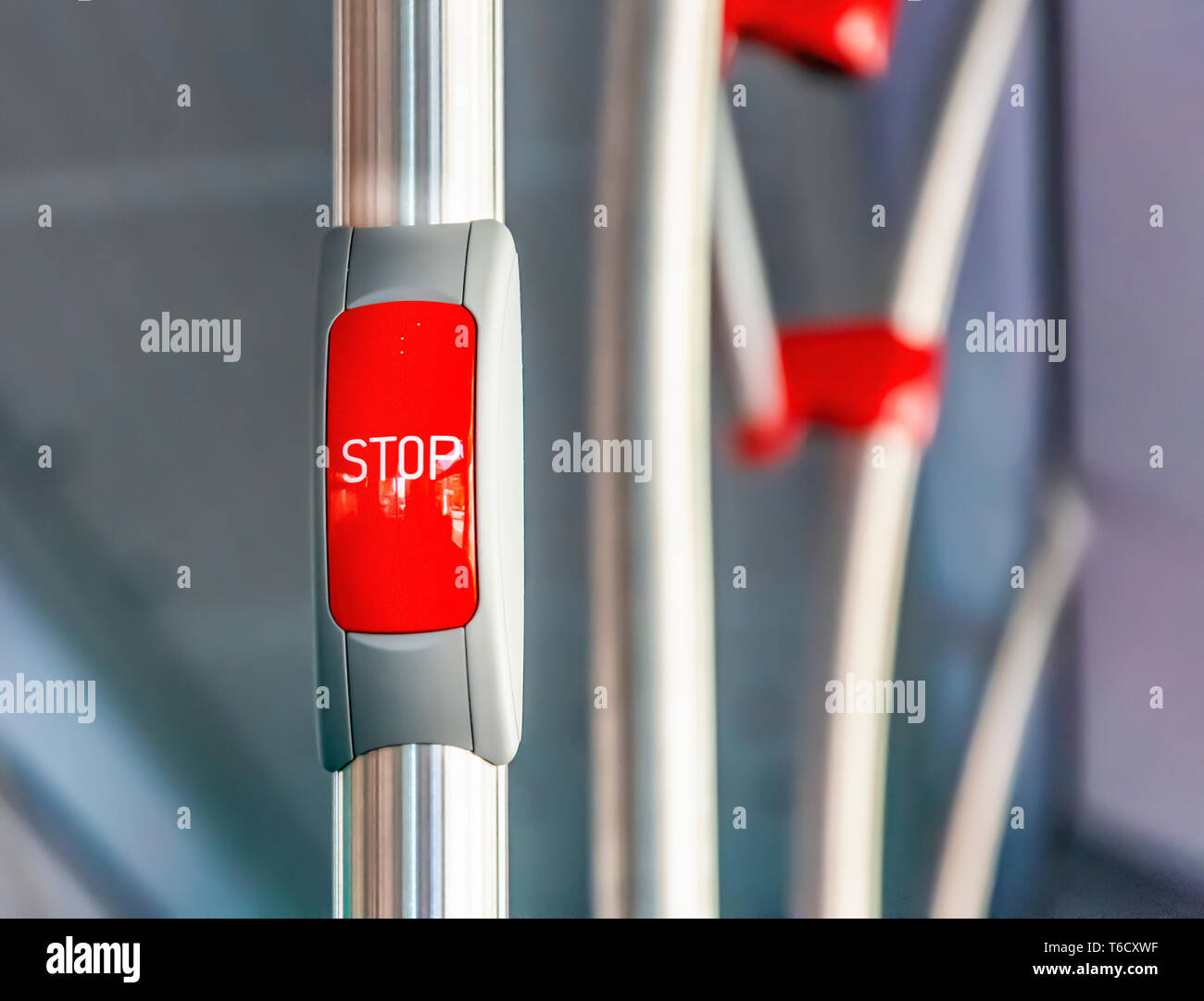 Rote STOP-Taste auf das Metall Geländer eines Busses. Mit den öffentlichen Verkehrsmitteln. Öffentliche Verkehrsmittel Stockfoto