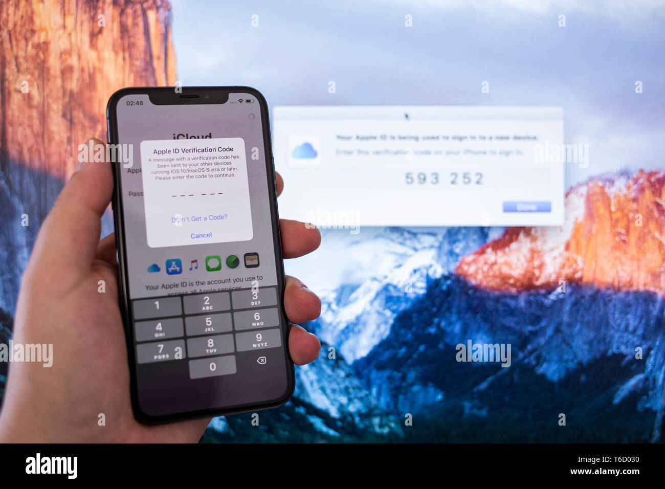 Apple Iphone XS Space Grauer Bildschirm mit Zwei-Faktor-Authentifizierung Stockfoto