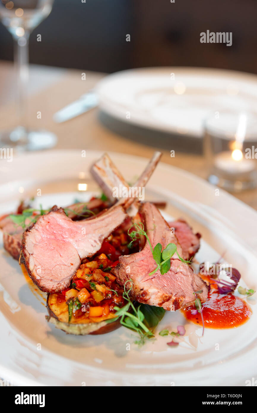 Gegrilltes Lammkarree mit Gemüse auf dem Teller Stockfoto