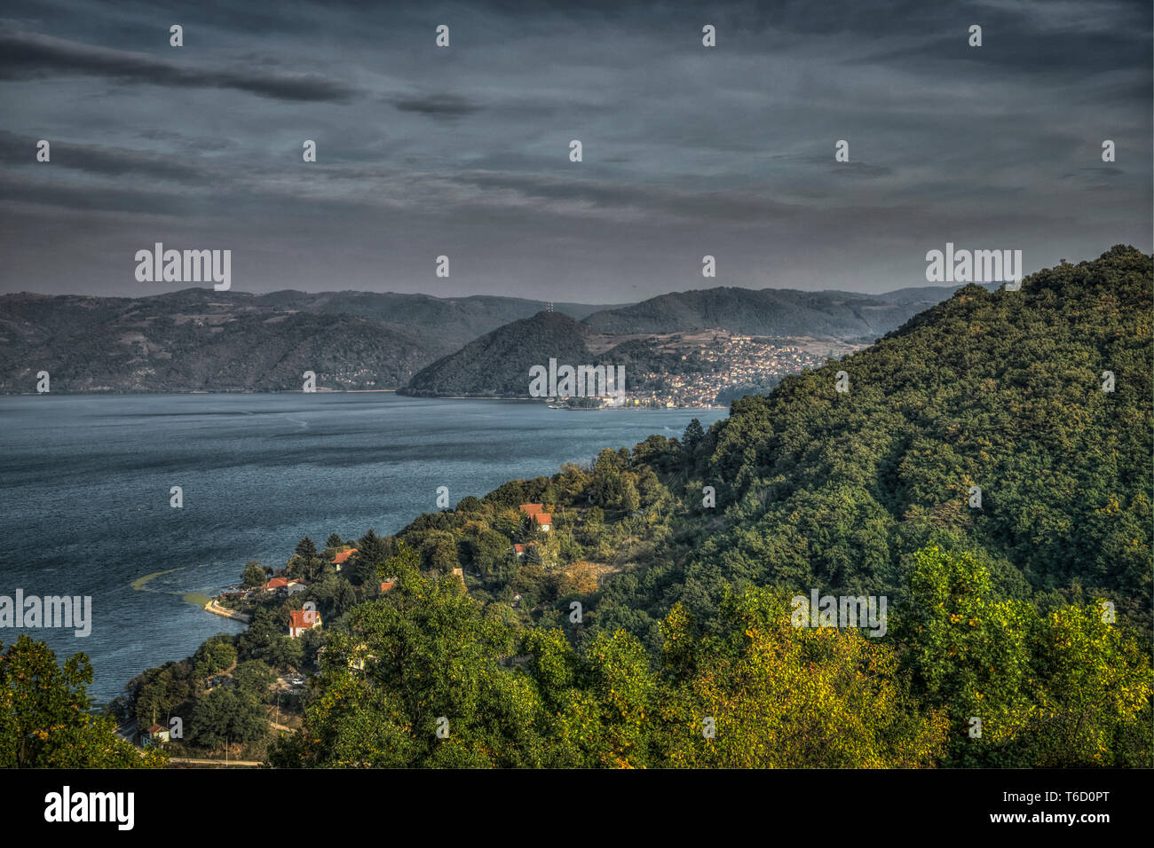 Panoramablick auf die Donau und Donji Milanovac von kapetan Misin breg Stockfoto