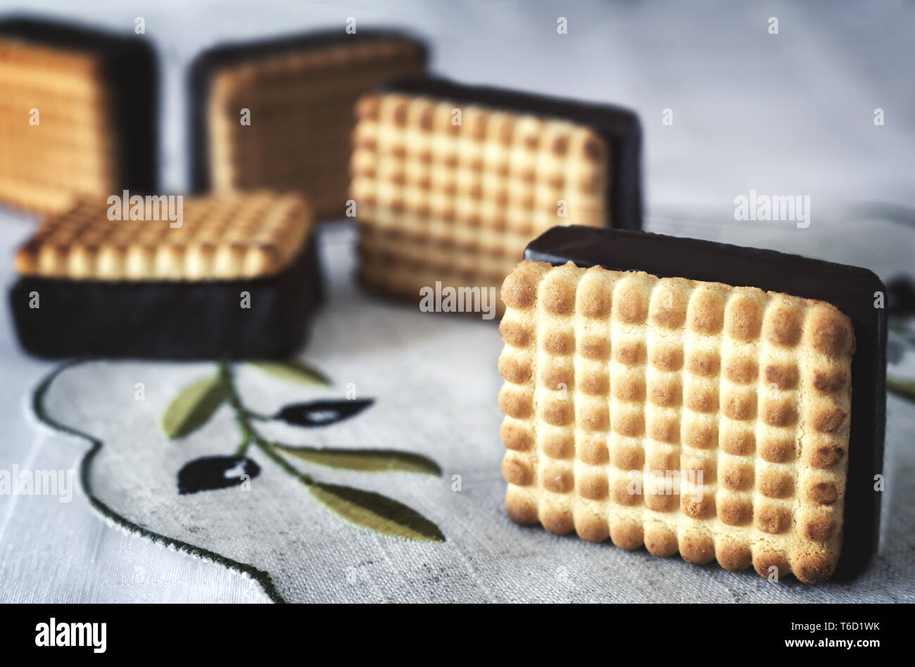 Leckere Cookies auf der Tabelle auf einer Serviette. Stockfoto
