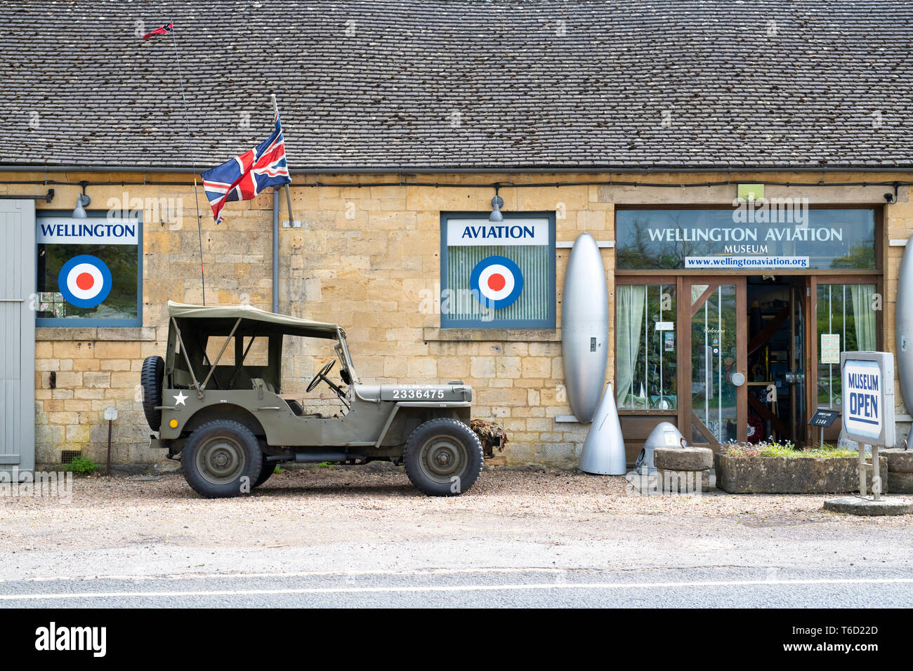 1942 Willys Jeep vor dem Wellington Aviation Museum, Moreton in Marsh, Cotswolds, Gloucestershire, England Stockfoto