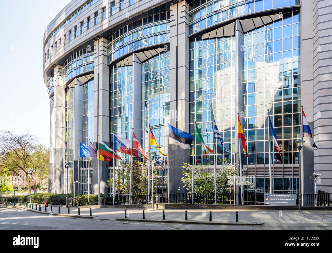 Die westliche Seite der Gebäude Paul-Henri Spaak, Sitz des Europäischen Parlaments Plenarsaal in Brüssel, Belgien, mit Flaggen der Mitgliedstaaten. Stockfoto