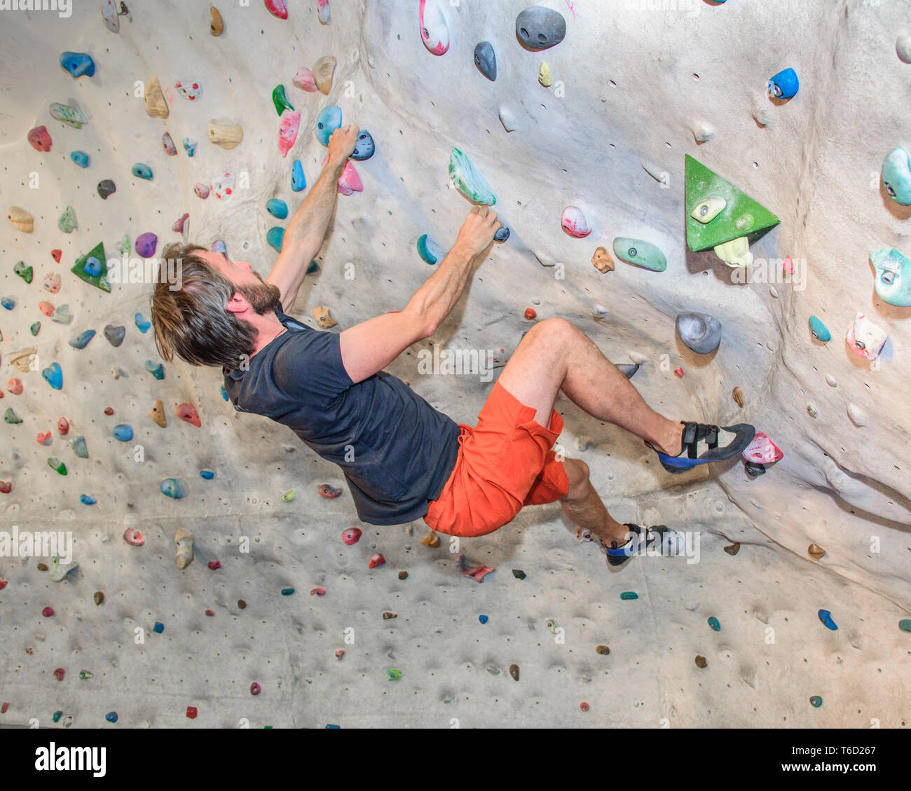 Mann während des Trainings am Boulderwall Stockfoto