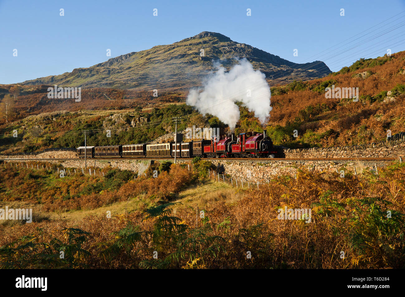 Kleine England Loks Palmerston und Prinz rund um die Kurve in Richtung Campbells Plattform. Ffestiniog Railway, Snowdonia. Wales. November 2015 Stockfoto