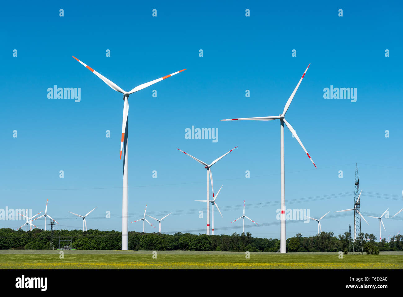 Windenergie anlagen in ländlichen Deutschland gesehen Stockfoto