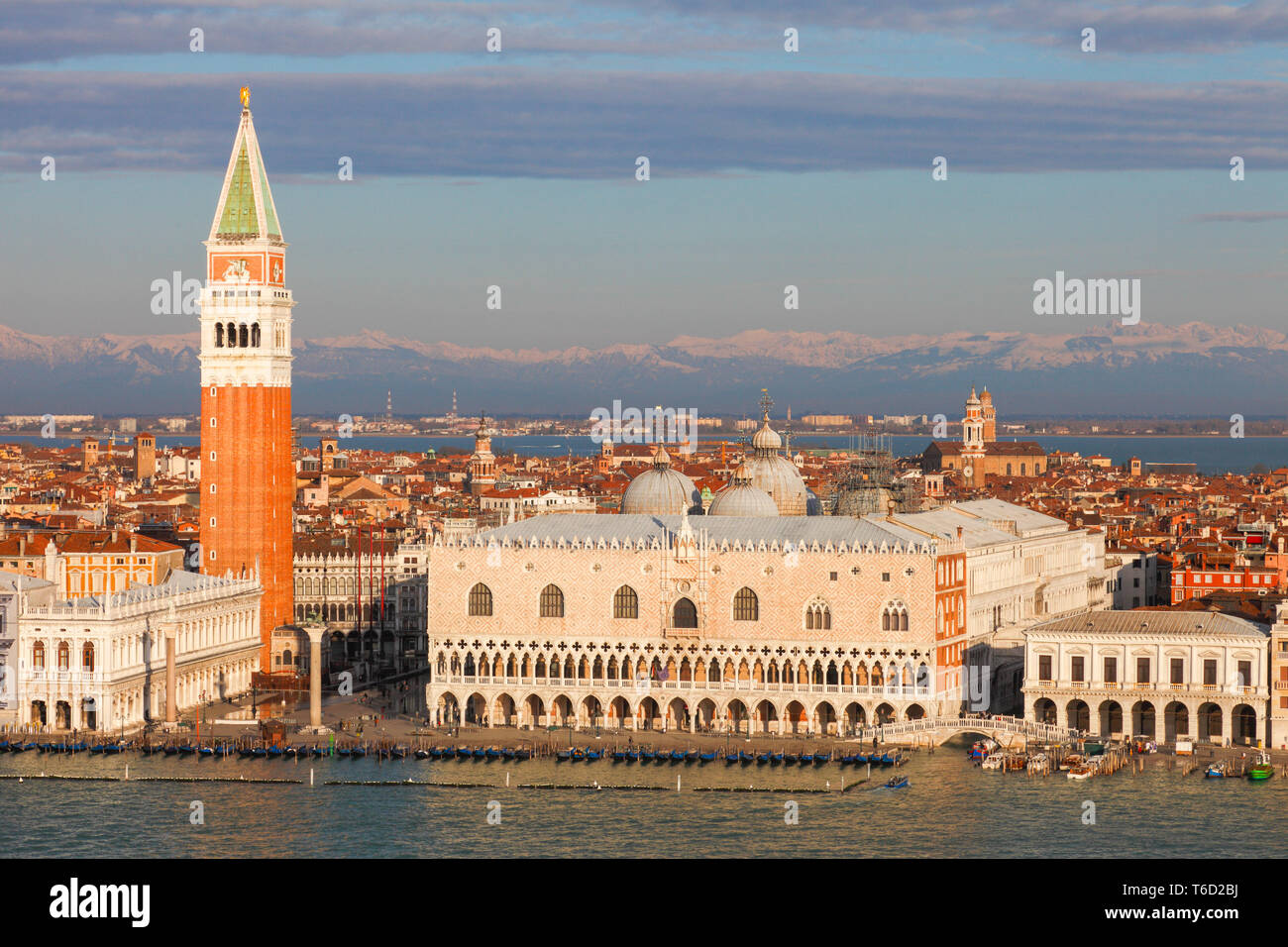 Piazza San Marco mit schneebedeckten Alpen; Venedig, Venetien, Italien Stockfoto