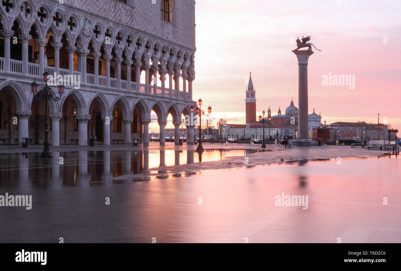 Acqua Alta in St. Marks Platz bei Sonnenaufgang, Venedig und Venetien; Italien; Stockfoto