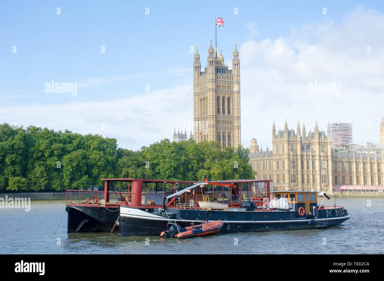 Das Parlament mit Boot im Vordergrund. Stockfoto