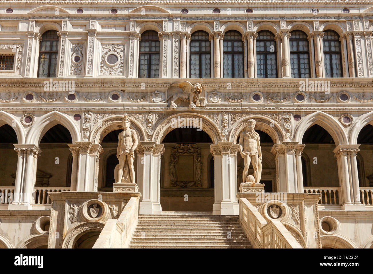 Scala dei Giganti, Skulptur Mars und Neptun im Innenhof von der Dogenpalast (Palazzo Ducale), Venedig, Venetien, Italien, Europa. Stockfoto