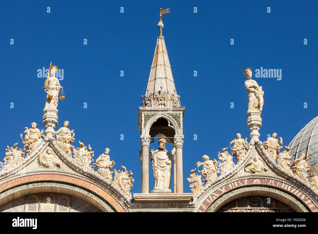 Kunstvolle Details zur Basilica San Marco, Venedig, Venetien, Italien. Stockfoto