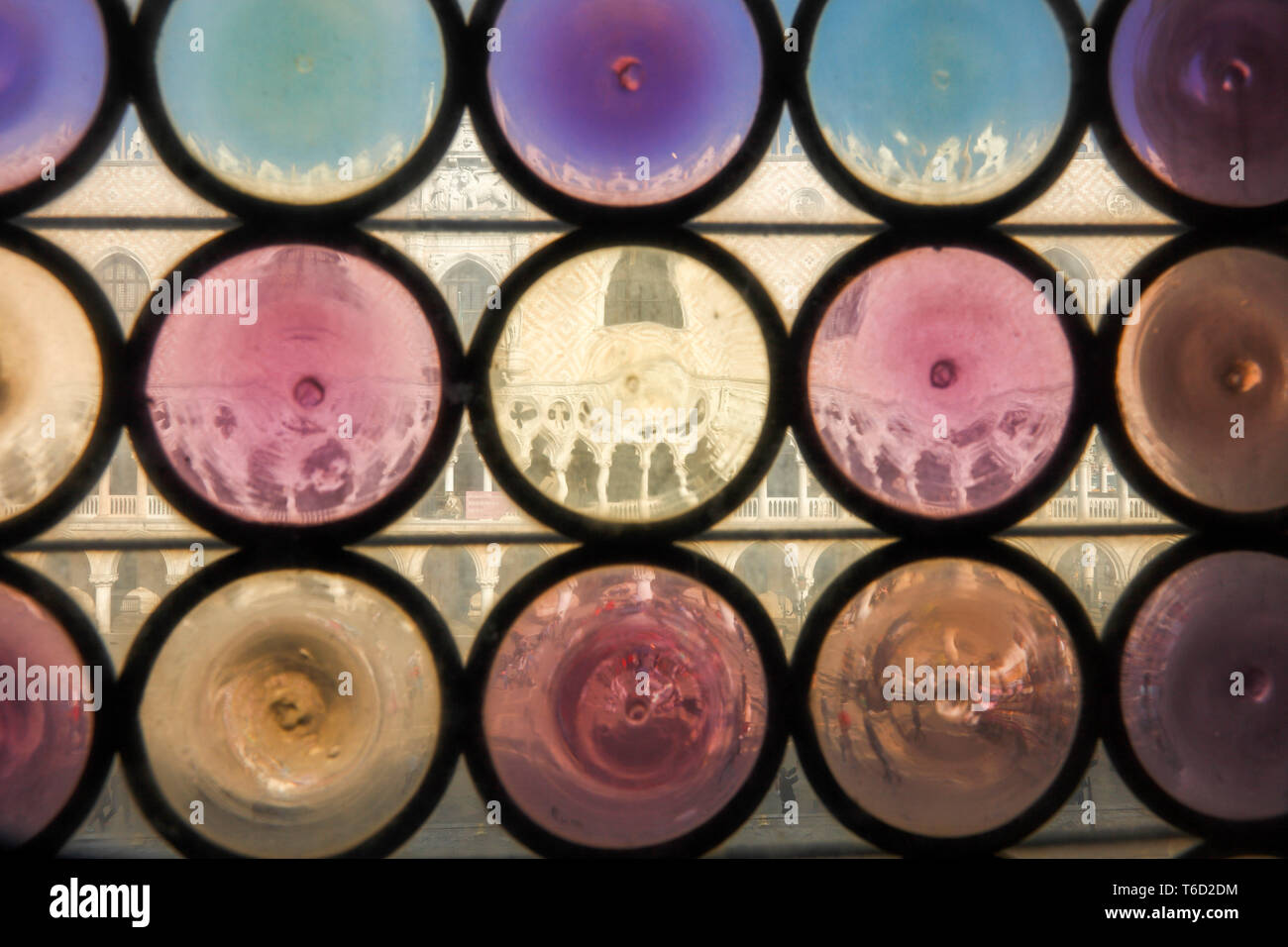Auf der Suche durch die alten Fenster der Marciana Bibliothek, der Dogenpalast, Piazzetta San Marco, Venedig, Venetien, Italien, Europa. Stockfoto