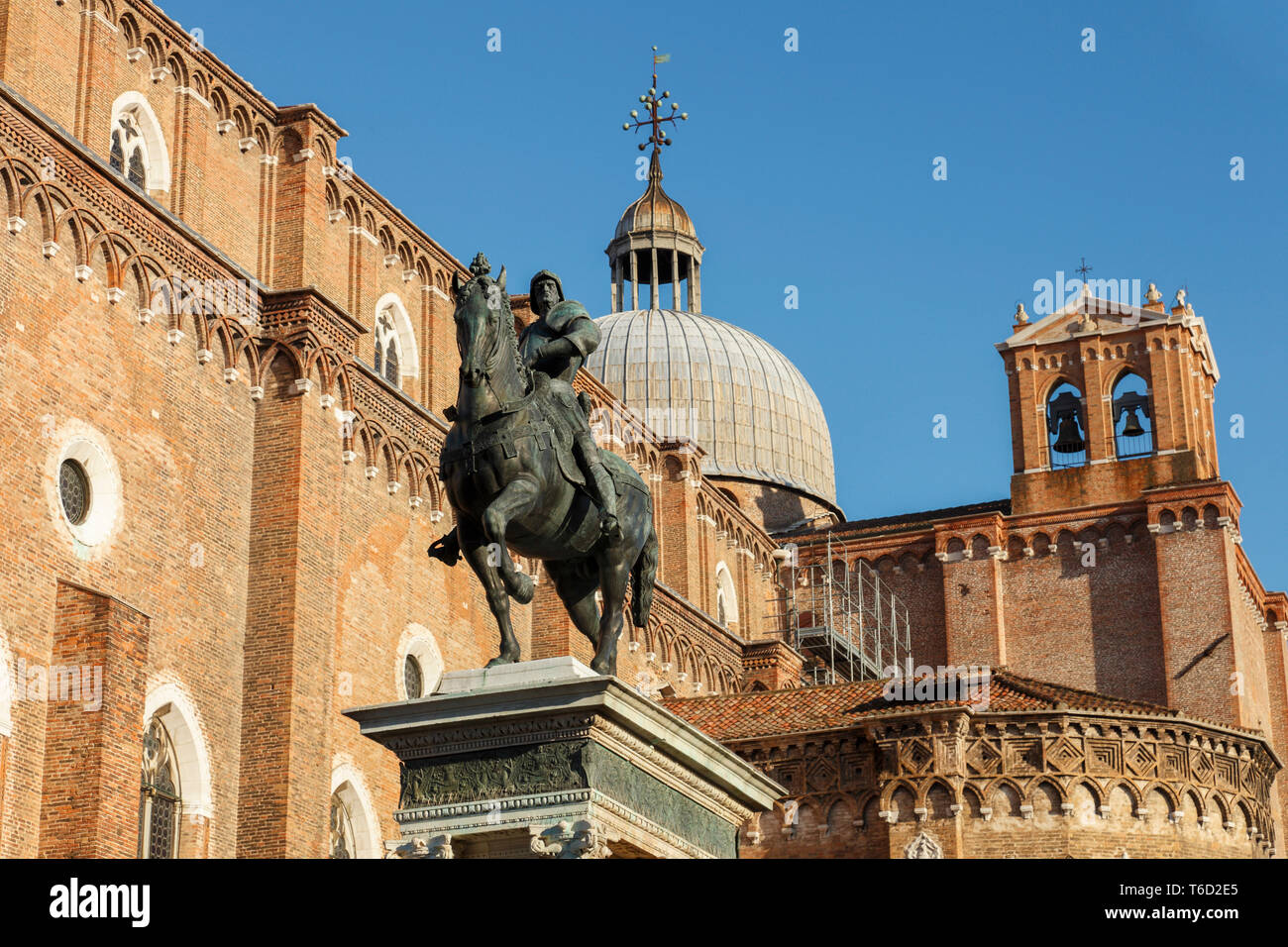 Die Reiterstatue von Bartolomeo Colleoni von Verrocchio auf dem Campo Santi Giovanni e Paolo; Venedig, Venetien, Italien Stockfoto