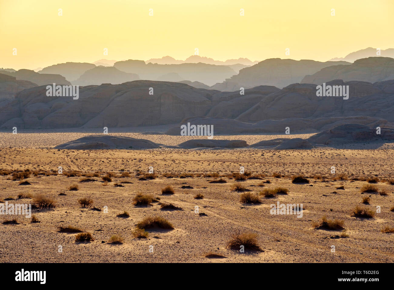 Jordanien, Aqaba Governorate, Wadi Rum. Wadi Rum geschützter Bereich, UNESCO-Weltkulturerbe. Landschaft der Wüste bei Sonnenuntergang. Stockfoto