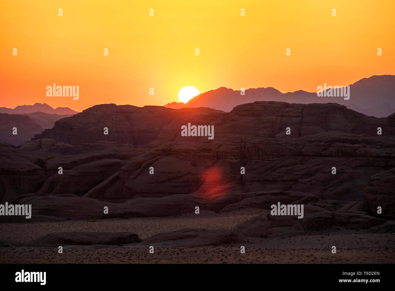 Jordanien, Aqaba Governorate, Wadi Rum. Wadi Rum geschützter Bereich, UNESCO-Weltkulturerbe. Landschaft der Wüste bei Sonnenuntergang. Stockfoto