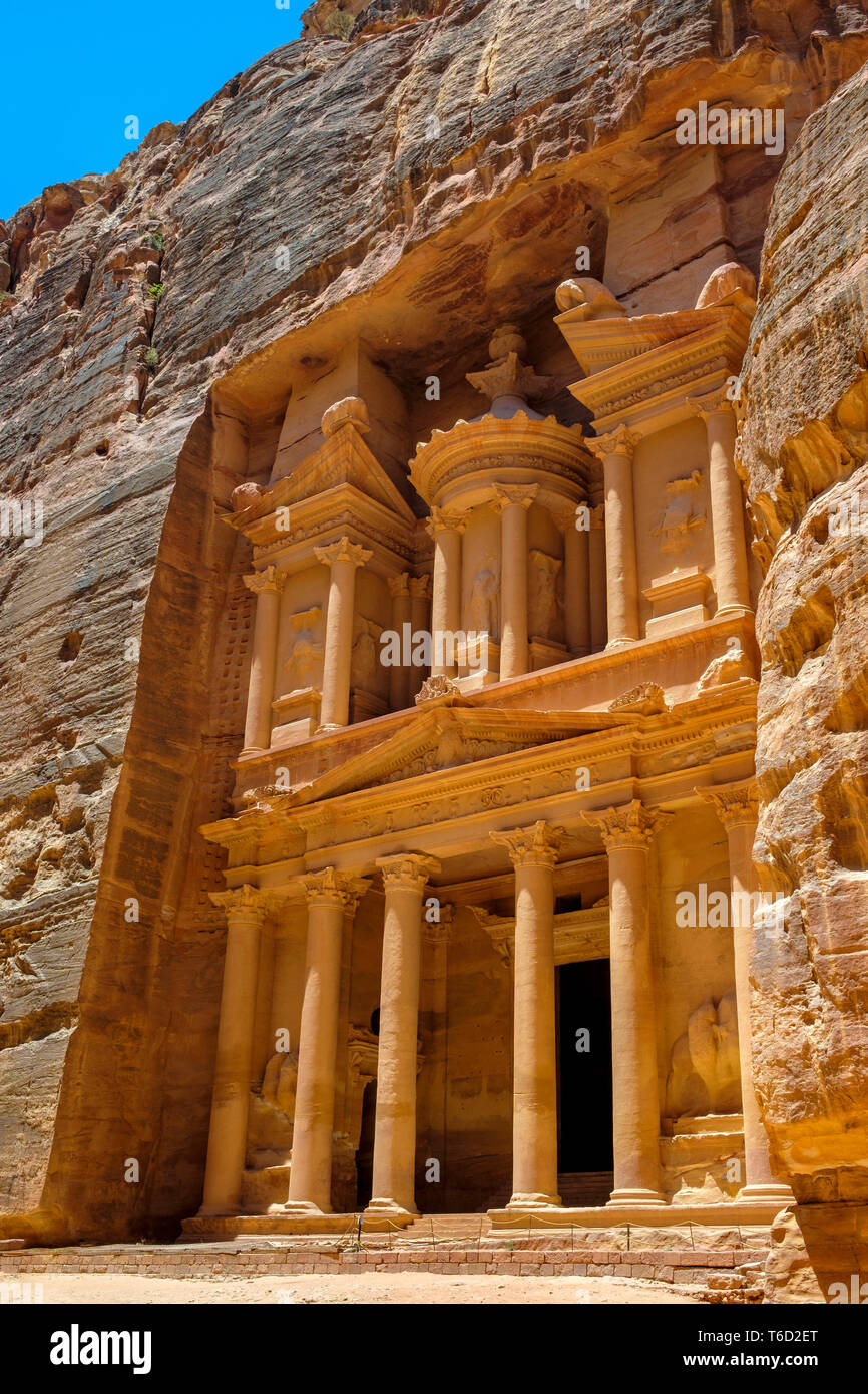 Jordanien, Ma'an Governatorat, Petra. UNESCO-Weltkulturerbe. Al-Kazneh, die Schatzkammer geschnitzten direkt in die Felswand aus Sandstein. Stockfoto