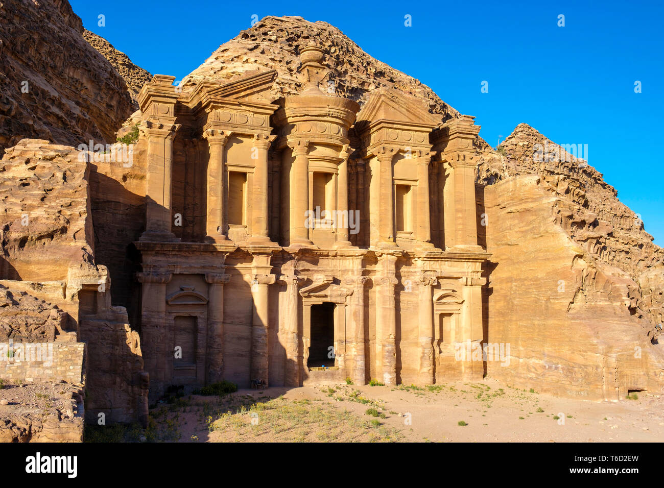 Jordanien, Ma'an Governatorat, Petra. UNESCO-Weltkulturerbe. Ad-Deir, das Kloster geschnitzt in Sandstein Klippen. Stockfoto