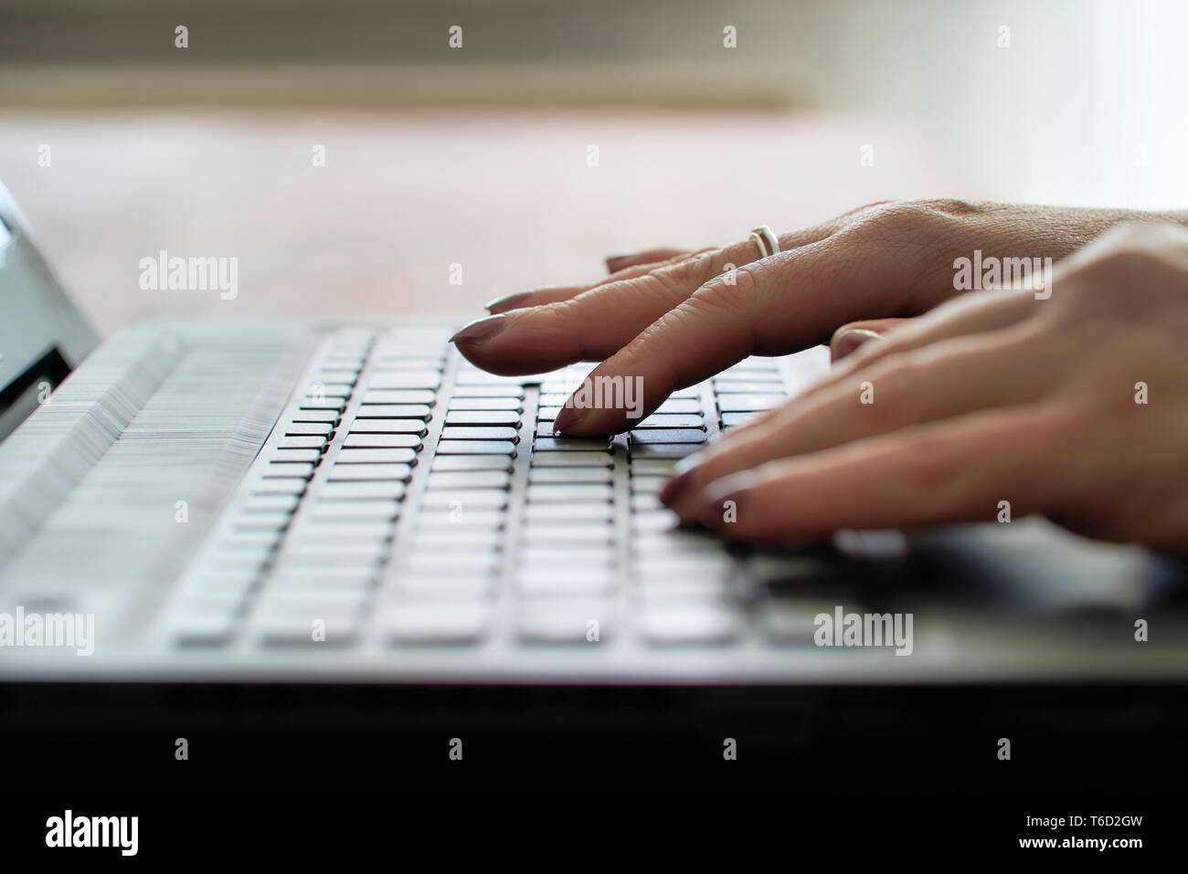 Sekretärin im Büro beim Schreiben auf der Tastatur des Computers Stockfoto