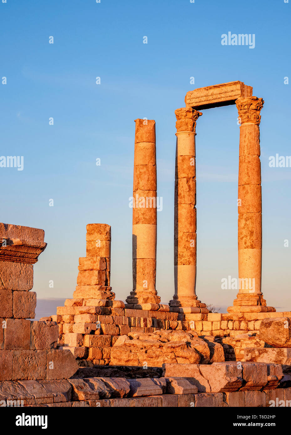 Tempel des Herkules Ruinen bei Sonnenuntergang, Zitadelle von Amman, Amman Governorate, Jordanien Stockfoto