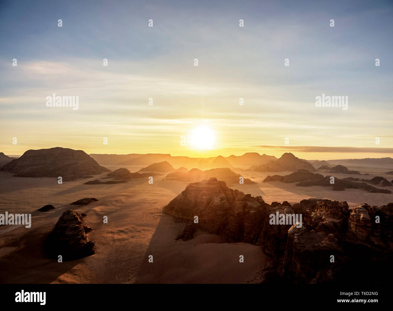 Landschaft von Wadi Rum bei Sonnenaufgang, Luftaufnahme aus einem Ballon, Aqaba Governorate, Jordanien Stockfoto