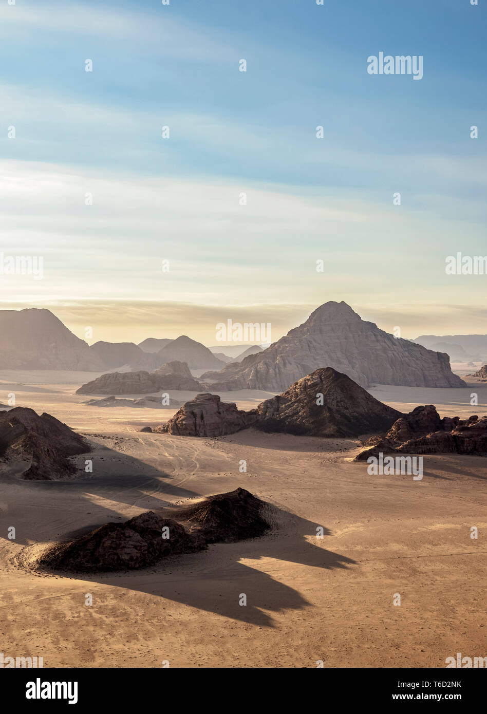 Landschaft von Wadi Rum, Luftaufnahme aus einem Ballon, Aqaba Governorate, Jordanien Stockfoto