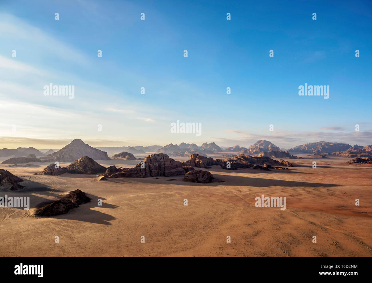 Landschaft von Wadi Rum, Luftaufnahme aus einem Ballon, Aqaba Governorate, Jordanien Stockfoto