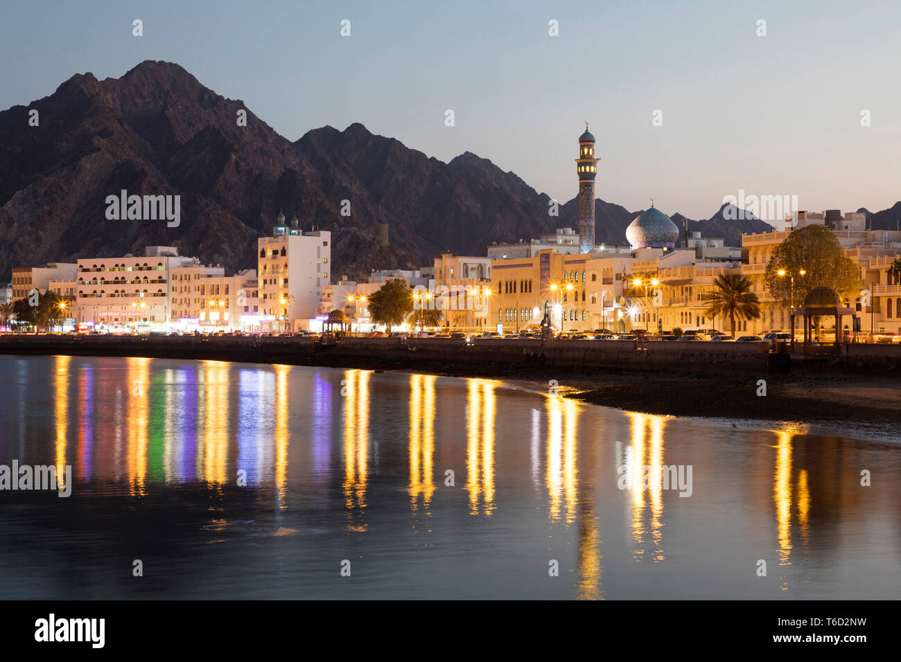 Naher Osten, Oman, Muscat. Die Muttrah Corniche in der Nacht Stockfoto