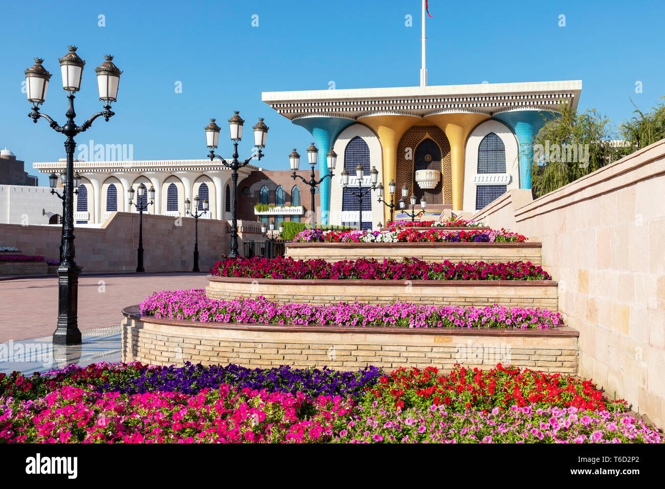 Naher Osten, Oman, Muscat. Reihen von bunten Blumen vor den Al Alam Palast des Sultans in Alt Muscat gepflanzt. Stockfoto