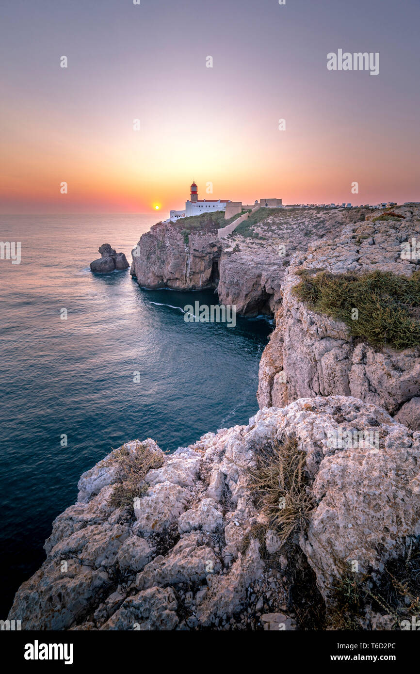 Portugal, Algarve, Costa Vicentina, Sagres, dem Kap St. Vincent (Cabo de Sao Vicente) bei Sonnenuntergang Stockfoto