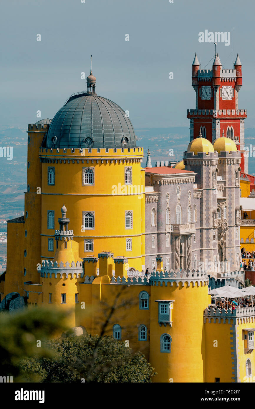 Palácio Nacional da Pena, Sintra, Lissabon, Portugal. Blick vom Garten oben Stockfoto