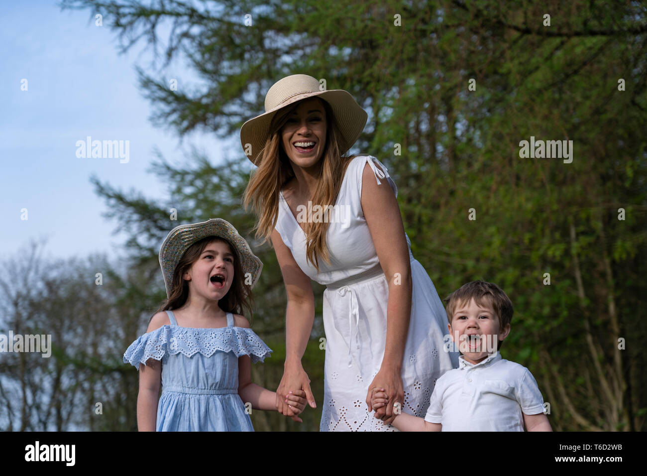 Spaß für die ganze Familie im Park. draussen in der Natur mit mom Sohn und Tochter. das Tragen von Kleidung Stockfoto