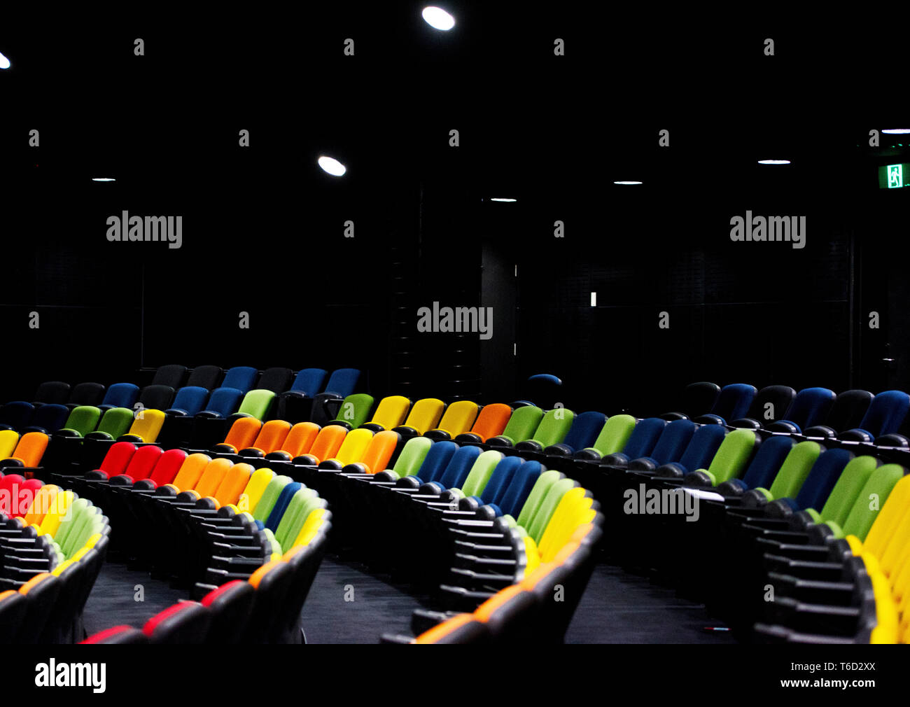 Leere Auditorium mit bunten Sitze. (Hörsaal) Stockfoto