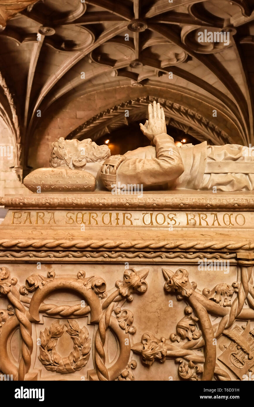Grab von Luis de Camões im Inneren der Kirche das Kloster Jeronimos, das zum Weltkulturerbe der Unesco gehört. Lissabon, Portugal Stockfoto