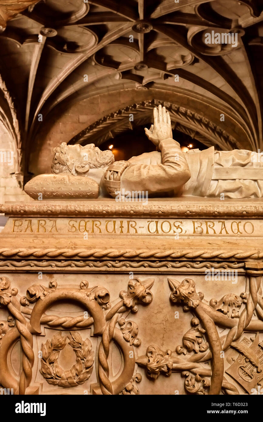 Grab von Luis de Camões im Inneren der Kirche das Kloster Jeronimos, das zum Weltkulturerbe der Unesco gehört. Lissabon, Portugal Stockfoto