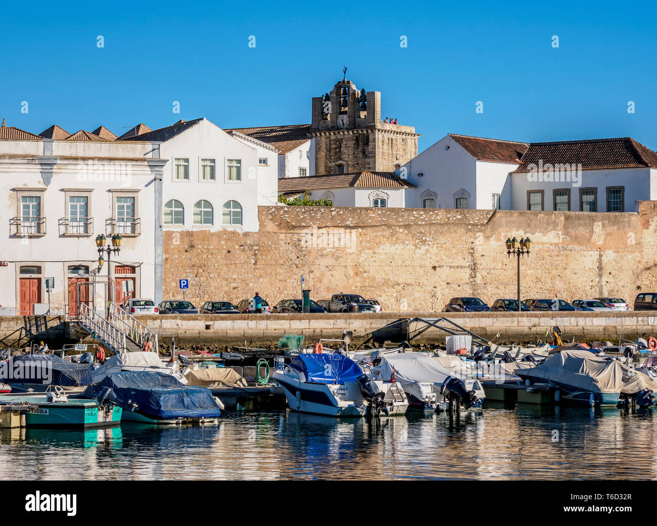 Blick über die Marina in Richtung Se Kathedrale, Faro, Algarve, Portugal Stockfoto