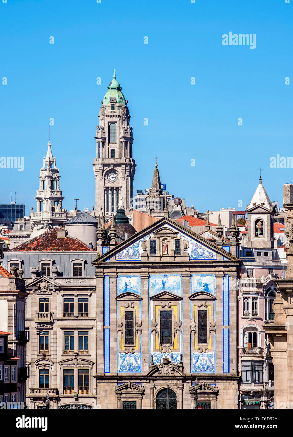 Blick Richtung Santo Antonio dos Congregados Kirche und Rathaus turm, Porto, Portugal Stockfoto