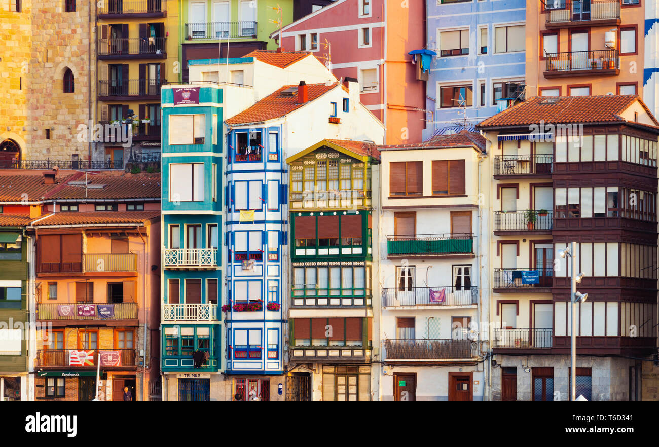 Spanien, Provinz Vizcaya, Baskenland, Bermeo, Hafen, in der Nähe von Gebäuden Stockfoto