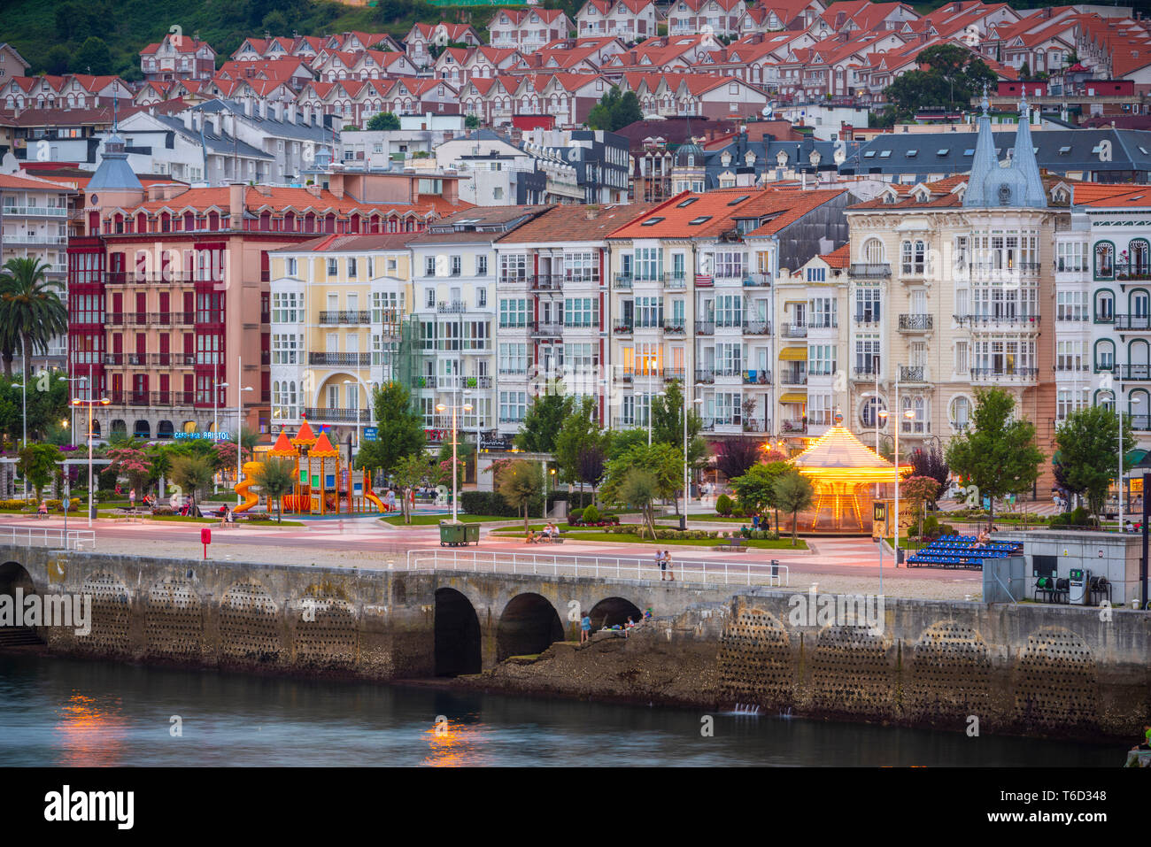 Spanien, Kantabrien, Castro-Urdiales, Blick auf die Stadt und den Hafen. Stockfoto